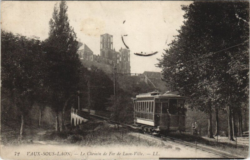 Carte postale ancienne Vaux sous laon Le chemin de fer