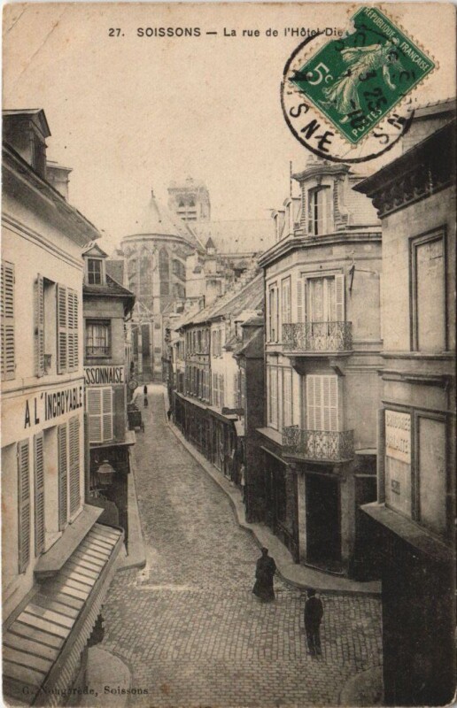 Carte postale ancienne Soissons La rue de l'hotel à Soissons