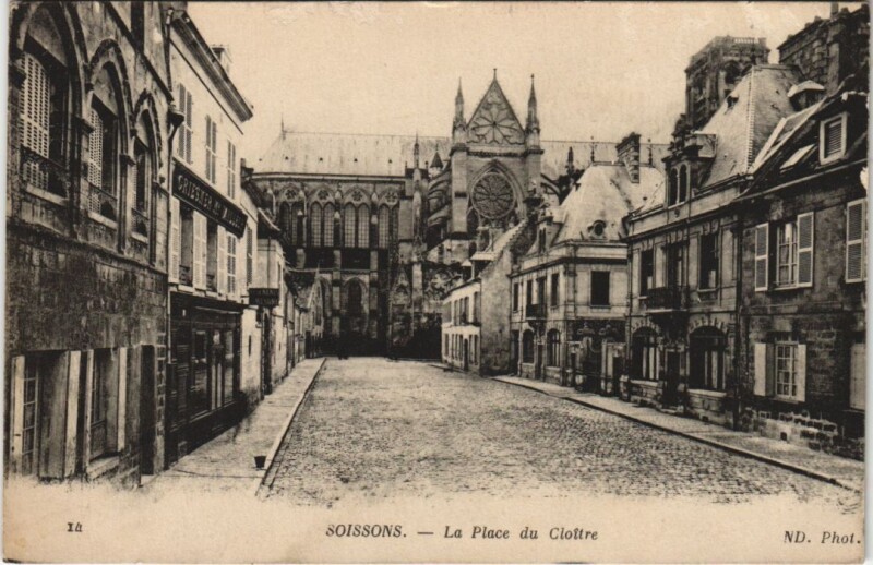 Carte postale ancienne Soissons La place du cloitre à Soissons
