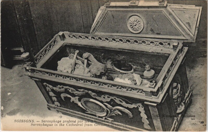 Carte postale ancienne Soissons Sarcophage profane à Soissons