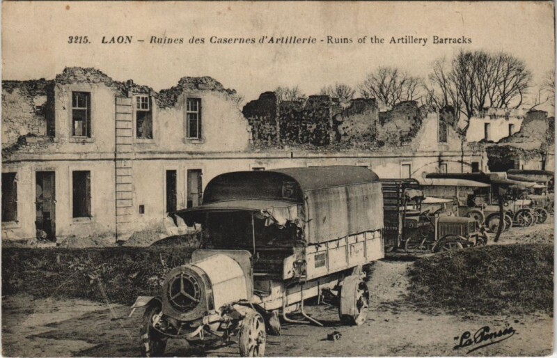 Carte postale ancienne Laon Ruines des casernes