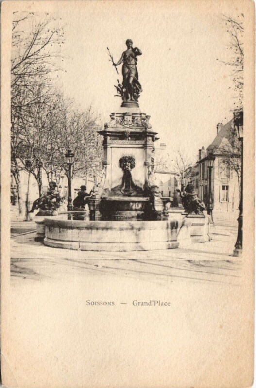 Carte postale ancienne Soissons Grand place à Soissons