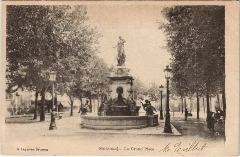Carte postale ancienne Soissons La grand place à Soissons