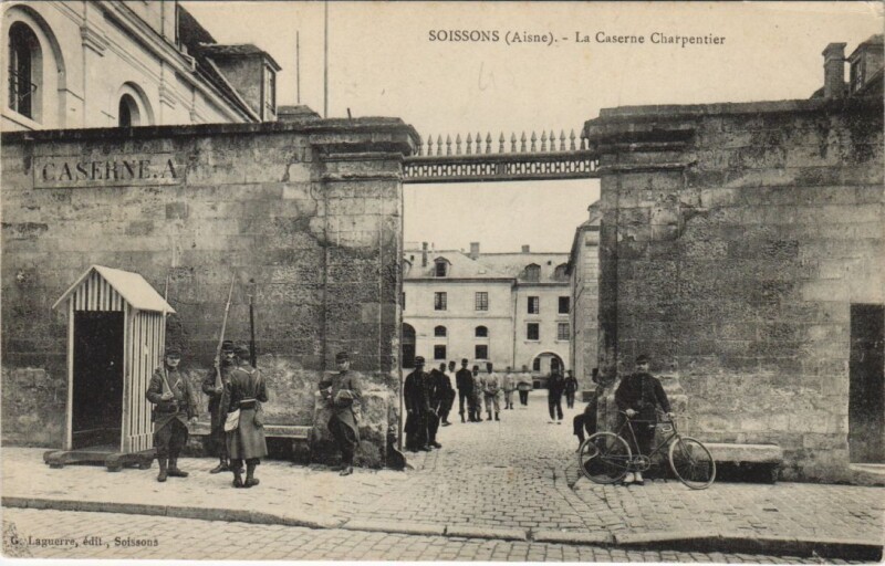 Carte postale ancienne Soissons La caserne charpentier à Soissons