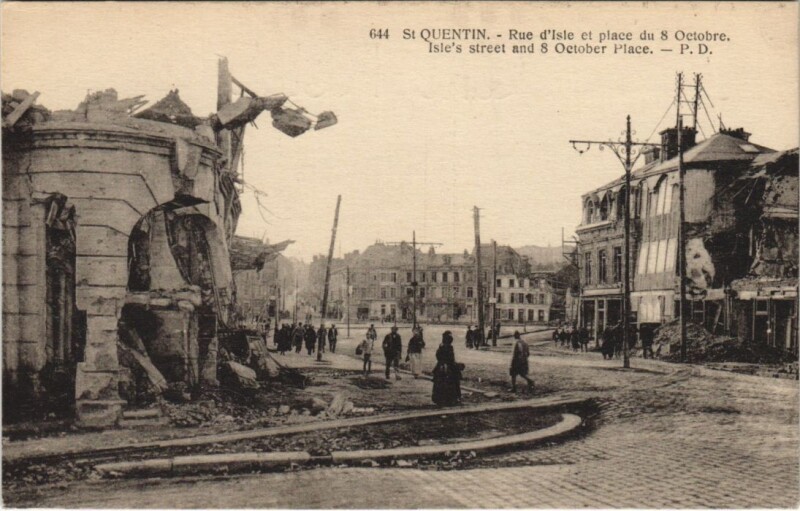 Carte postale ancienne Saint-Quentin Rue d'isle et place à Saint-Quentin
