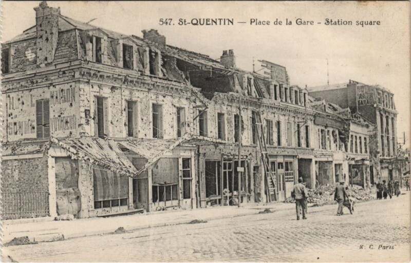 Carte postale ancienne Saint-Quentin Place de la gare à Saint-Quentin