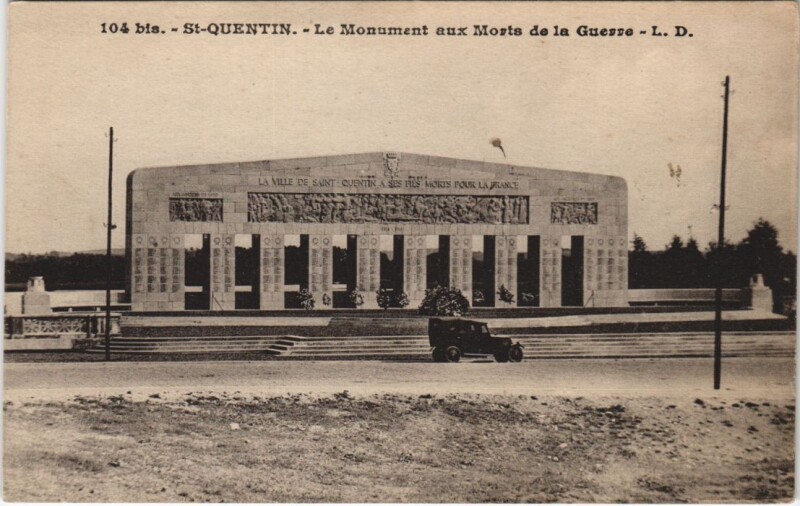 Carte postale ancienne Saint-Quentin Le monument aux morts à Saint-Quentin