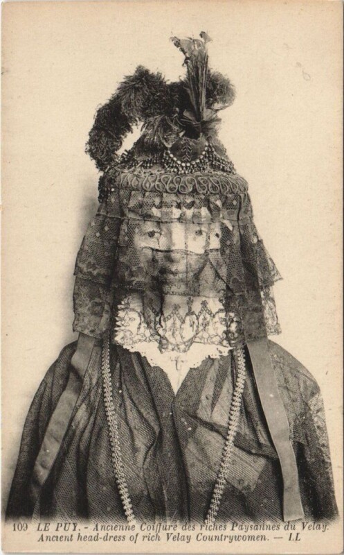 Carte postale ancienne Le Puy - Ancienne coiffure des riches