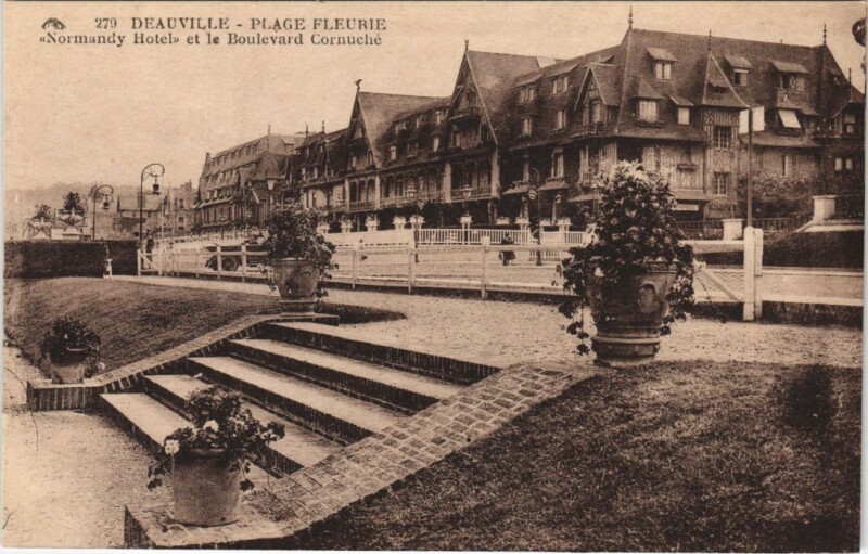 Carte postale ancienne Deauville Normandy Hotel et le Boulevard Cornuche à Deauville