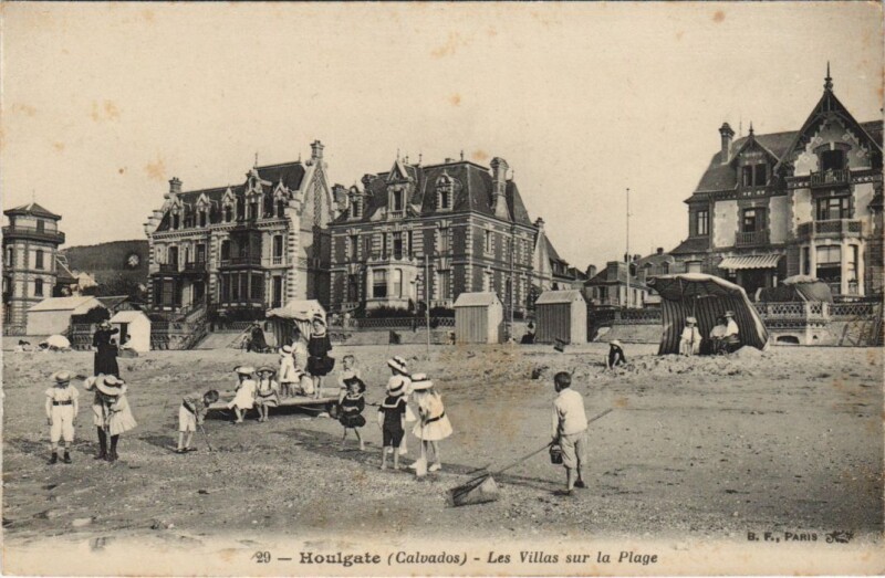 Carte postale ancienne Houlgate Les Villas sur la Plage à Houlgate