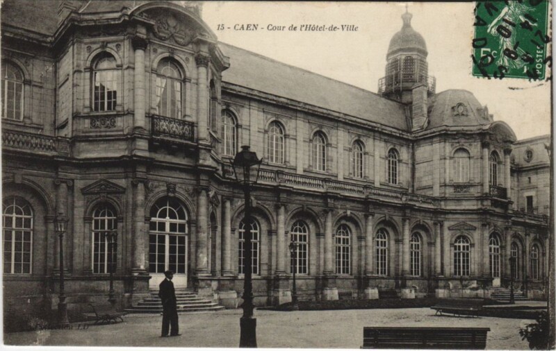 Carte postale ancienne Caen Cour de l'Hotel de Ville