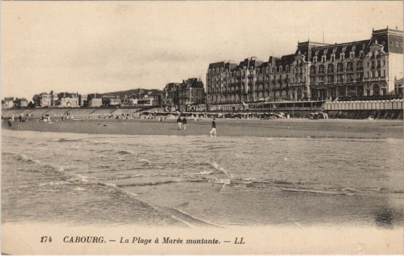 Carte postale ancienne Cabourg La Plage a Maree Montante à Cabourg