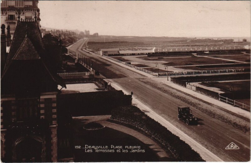 Carte postale ancienne Deauville Les Terrasses et les Jardins à Deauville