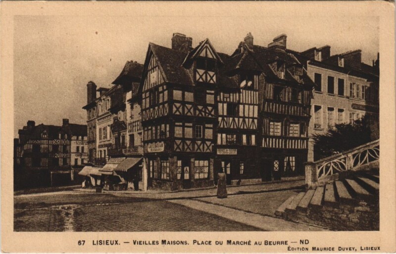 Carte postale ancienne Lisieux Vieilles Maisons - Place du Marche au Beurre à Lisieux