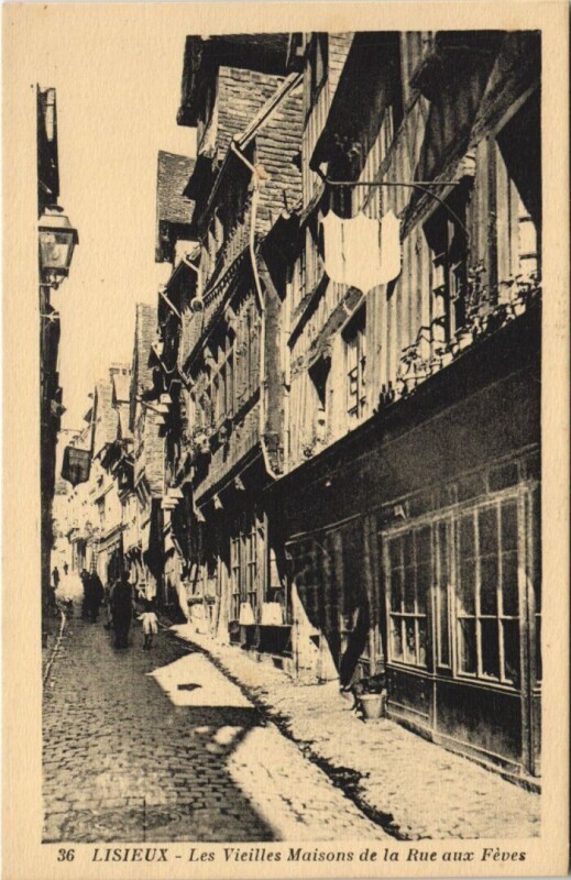 Carte postale ancienne Lisieux Les Vieilles Maisons de la Rue aux Fevres à Lisieux