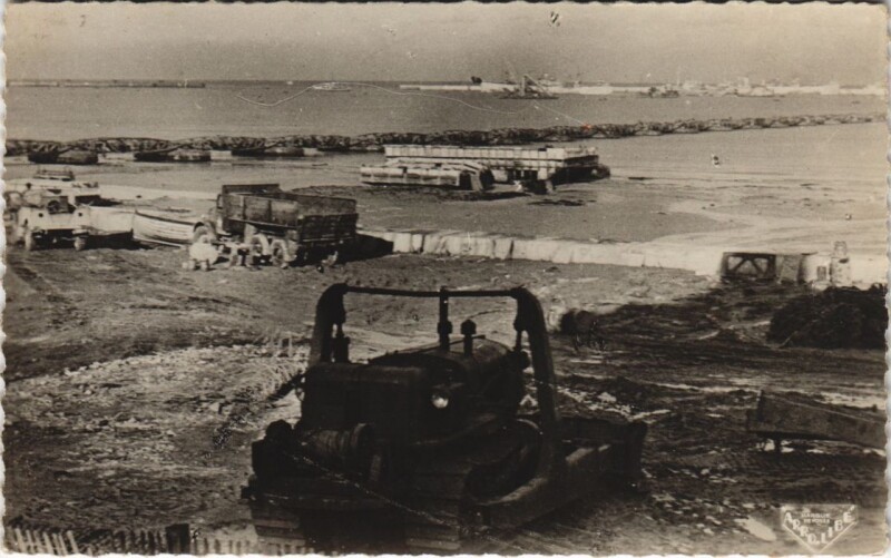 Carte postale ancienne Arromanches Emplacement de la Grande Cale - Vue sur le Port
