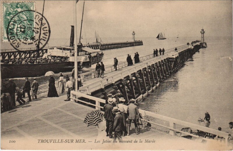 Carte postale ancienne Trouville Les Jetees du Monument de la Maree
