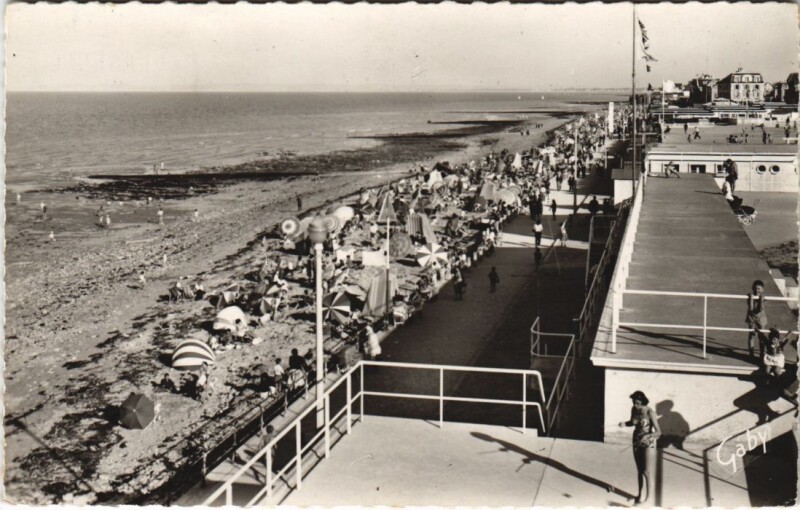 Carte postale ancienne Luc-sur-Mer La Plage à Luc-sur-Mer