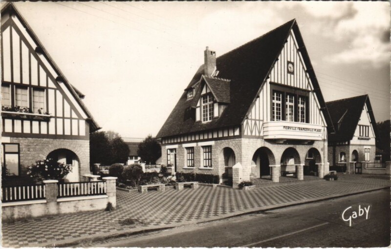 Carte postale ancienne Merville-Franceville Hotel de Ville et le Ecoles