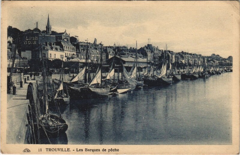 Carte postale ancienne Trouville Les Barques de Peche