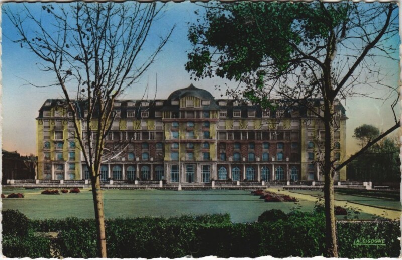 Carte postale ancienne Deauville Hotel Royal à Deauville
