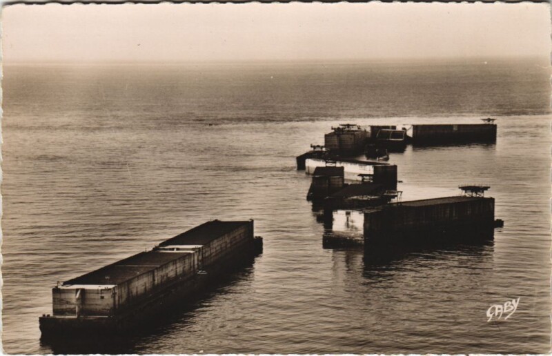Carte postale ancienne Arromanches Pontons de Debarquement