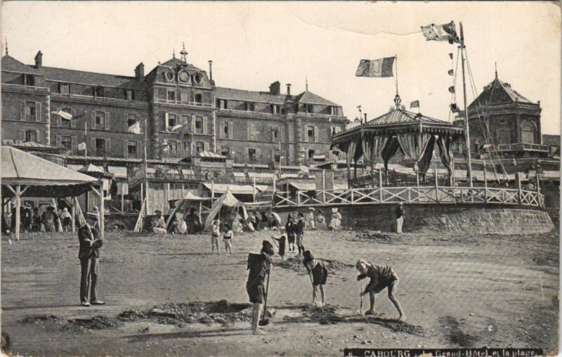 Carte postale ancienne Cabourg Grand-Hotel et la Plage à Cabourg