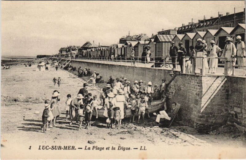 Carte postale ancienne Luc-sur-Mer La Plage et la Digue à Luc-sur-Mer