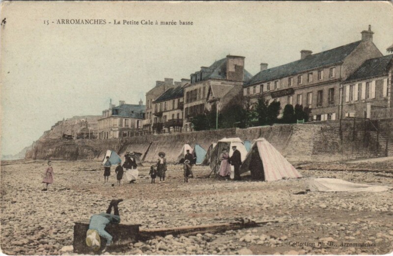 Carte postale ancienne Arromanches La Petite Cale a Maree Basse