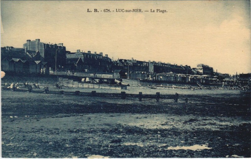 Carte postale ancienne Luc-sur-Mer La Plage à Luc-sur-Mer