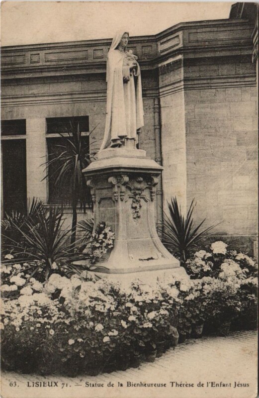Carte postale ancienne Lisieux Statue de la Bienheureuse Therese de l'Enfant Jesus à Lisieux
