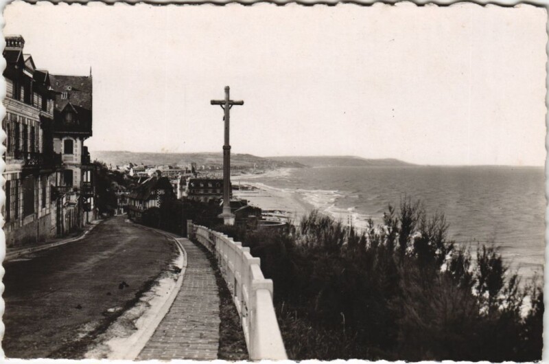 Carte postale ancienne Trouville Le Calvaire