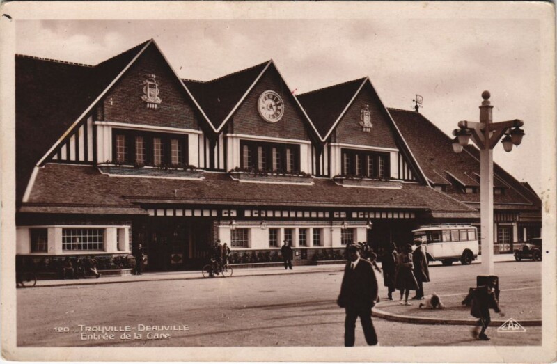 Carte postale ancienne Trouville Deauville - Entree de la Gare à Deauville