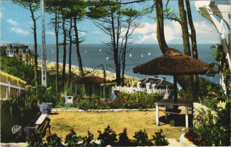 Carte postale ancienne Houlgate Le Jardin de la Villa Titania et la Plage à Houlgate