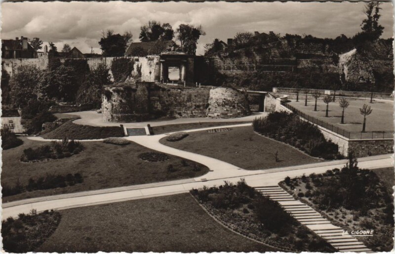 Carte postale ancienne Caen Enceinte du Chateau et les Jardins