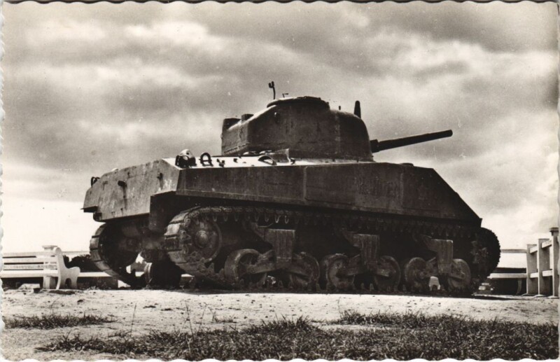 Carte postale ancienne Arromanches Tank - Military