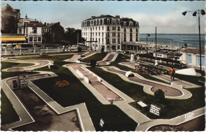 Carte postale ancienne Houlgate Le Golf Miniature - L'Hotel Miramar et le Essi à Houlgate