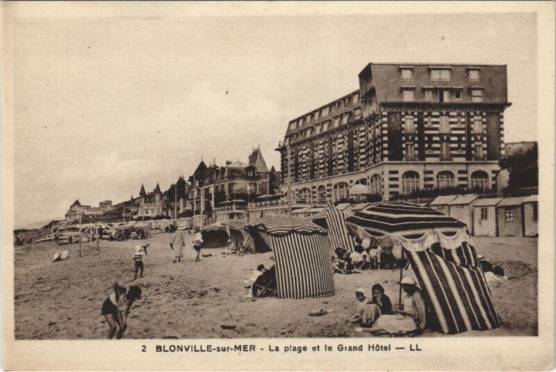 Carte postale ancienne Blonville-sur-Mer La Plage et le Grand Hotel à Blonville-sur-Mer