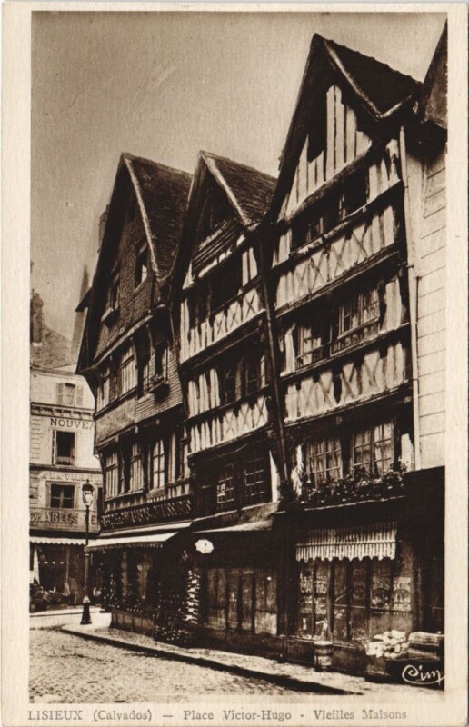 Carte postale ancienne Lisieux Place Victor-Hugo - Vieilles Maisons à Lisieux