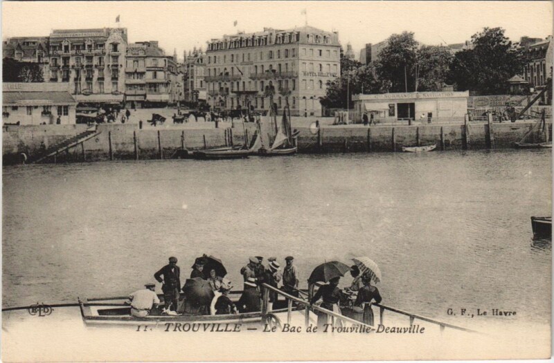 Carte postale ancienne Trouville Le Bac de Trouville-Deauville à Deauville