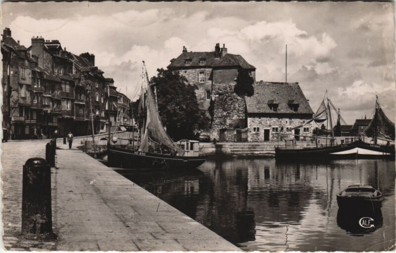 Carte postale ancienne Honfleur Vieux Bassin à Honfleur