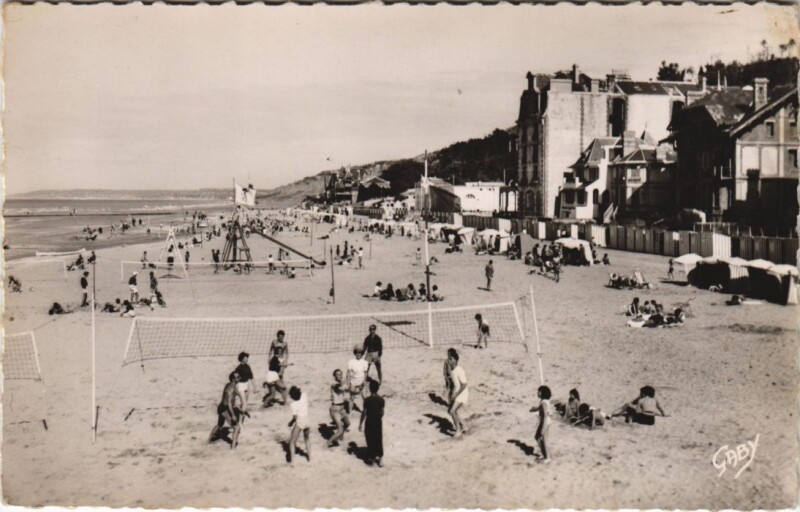 Carte postale ancienne Houlgate Les Jeux sur la Plage à Houlgate