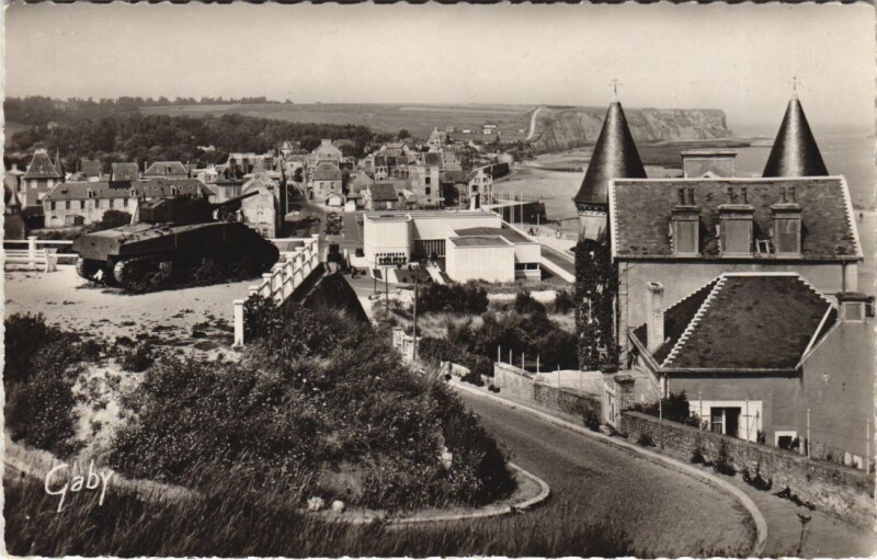 Carte postale ancienne Arromanches Vue d'Ensemble - Le Tank et le Musee