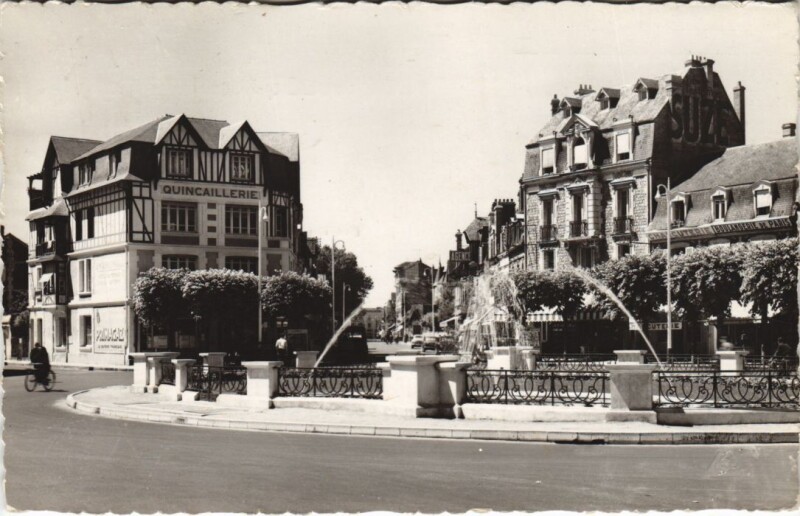 Carte postale ancienne Deauville Place de Morny à Deauville