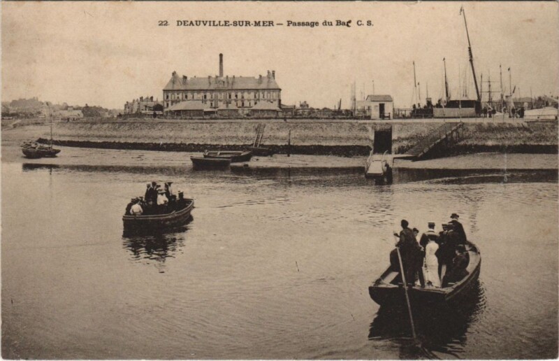 Carte postale ancienne Deauville Passage du Bac à Deauville