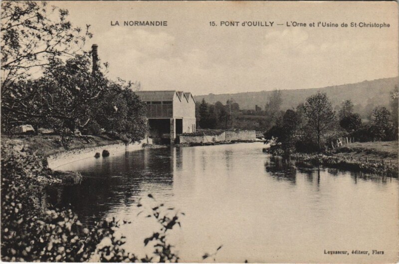 Carte postale ancienne Pont-d'Ouilly L'Orne et l'Usine de Saint-Christophe à Pont-d'Ouilly