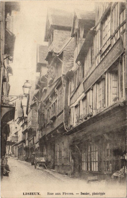 Carte postale ancienne Lisieux Rue aux Fevres à Lisieux