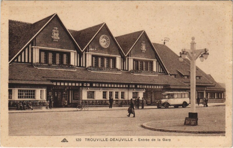 Carte postale ancienne Trouville Deauville - Entree de la Gare à Deauville