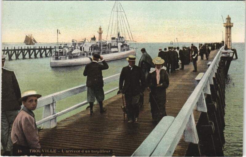 Carte postale ancienne Trouville L'Arrivee d'un Torpilleur