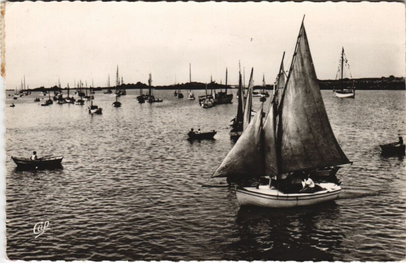 Carte postale ancienne Luc-sur-Mer Petits Bateaux à Luc-sur-Mer